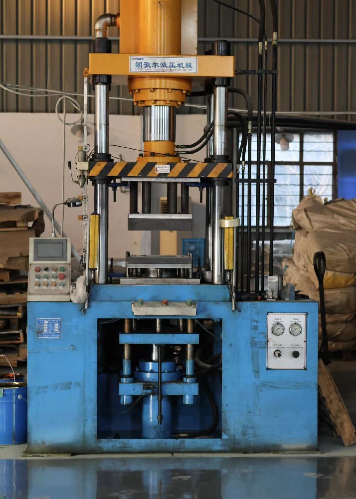 液壓機是什么？ 液壓機是根據(jù)帕斯卡原理制造的用于實現(xiàn)加工工藝的機器。它是以液體為工作介質(zhì)，利用液體的靜壓力，通過壓力的變化來加工金屬、橡膠、粉末等產(chǎn)品的機器。液壓機根據(jù)其內(nèi)部液體介質(zhì)的不同，可分為水壓機和水壓機。液壓機主要采用水油平衡控制，靠靜壓力的傳遞來工作。液壓機是一種以