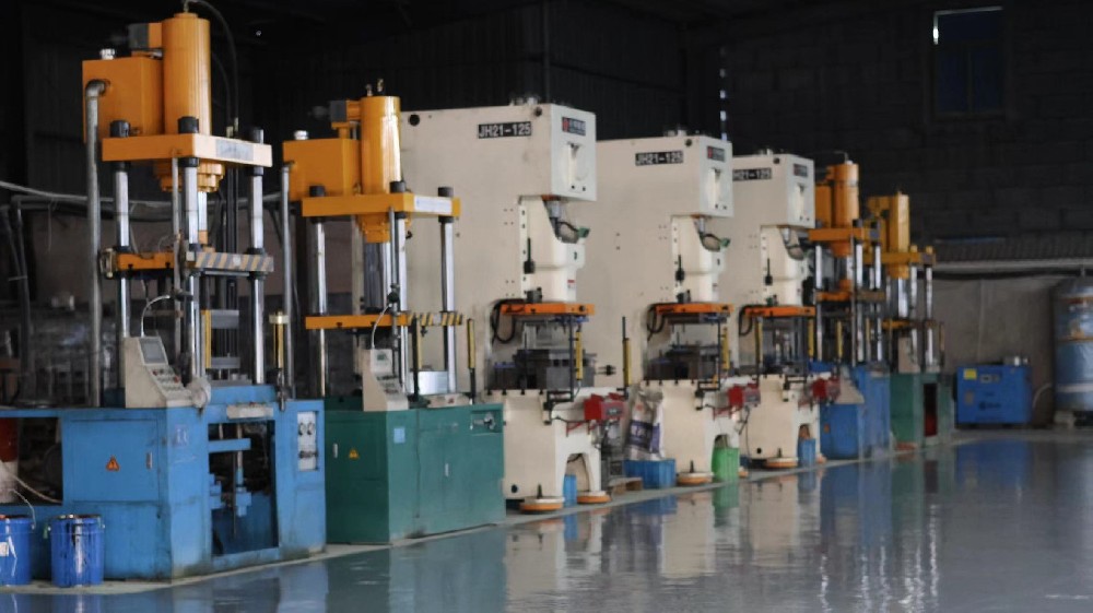 液壓機(jī)用途包括金屬加工、塑料加工、木材加工、橡膠加工、壓力實(shí)驗(yàn)以及垃圾處理等多個(gè)領(lǐng)域。它具有高壓力、高精度、可控性好等特點(diǎn)，因此在工業(yè)生產(chǎn)中扮演著重要的角色。液壓機(jī)在金屬?zèng)_壓、彎曲、拉伸、壓鑄等加工過(guò)程中起到關(guān)鍵作用。例如，汽車零部件的沖壓、鋁合金門窗的壓鑄等，都需要使用液壓機(jī)來(lái)完成。液壓機(jī)在塑料成