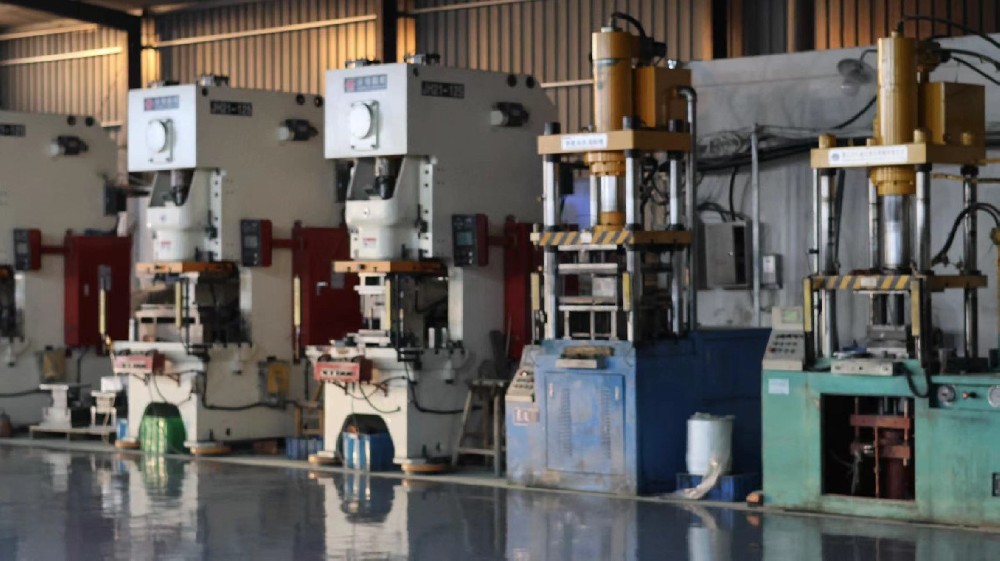 液壓機(jī)具有哪些結(jié)構(gòu)第一：驅(qū)動(dòng)系統(tǒng)：液壓機(jī)的驅(qū)動(dòng)系統(tǒng)主要有泵直接驅(qū)動(dòng)和泵-蓄能器驅(qū)動(dòng)兩種型式。1、泵直接驅(qū)動(dòng)這種驅(qū)動(dòng)系統(tǒng)的泵向液壓缸提供高壓工作液體，配流閥用來(lái)改變供液方向，溢流閥用來(lái)調(diào)節(jié)系統(tǒng)的限定壓強(qiáng)，同時(shí)起安全溢流作用。這種驅(qū)動(dòng)系統(tǒng)環(huán)節(jié)少,結(jié)構(gòu)簡(jiǎn)單,壓強(qiáng)能按所需的工作力自動(dòng)增減，減少了電能