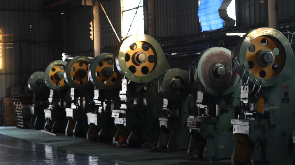 液壓機(jī)的使用特點(diǎn)有哪些液壓成形工藝的.適用材料包括碳鋼、不銹鋼、鋁合金、銅合金及鎳合金等，原則上適用于冷成形的材料均適用于液壓成形工藝。液壓機(jī)的使用特點(diǎn)有哪些1.按照功能和用途可得分為：粉末成型液壓機(jī) 汽車重梁液壓機(jī) 非金屬專用液壓機(jī) 機(jī)械修理液壓機(jī) 炭素制品液壓機(jī) 麿