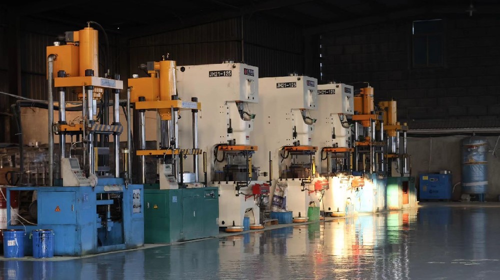 液壓機(jī)的優(yōu)缺點(diǎn)有哪些(1)優(yōu)點(diǎn)對(duì)于空心變截面結(jié)構(gòu)件，傳統(tǒng)的制造工藝是先沖壓成形兩個(gè)半片，然后再焊接成整體，而液壓成形則可以一次整體成形沿構(gòu)件截面有變化的空心結(jié)構(gòu)件。與沖壓焊接工藝相比，液壓成形技術(shù)和工藝有以下主要優(yōu)點(diǎn)：1. 減輕質(zhì)量，節(jié)約材料。對(duì)于汽車發(fā)動(dòng)機(jī)托架、散熱器支架等典型零